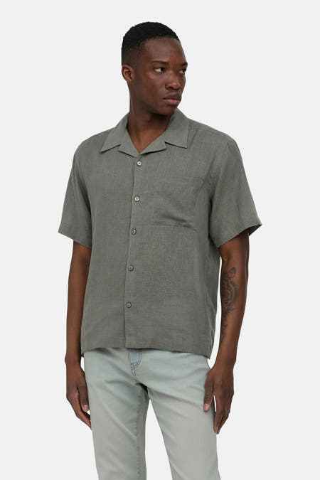Chemise kaki à manches courtes ONLY & SONS® avec col ouvert et poche poitrine, à porter avec un jean et des baskets.