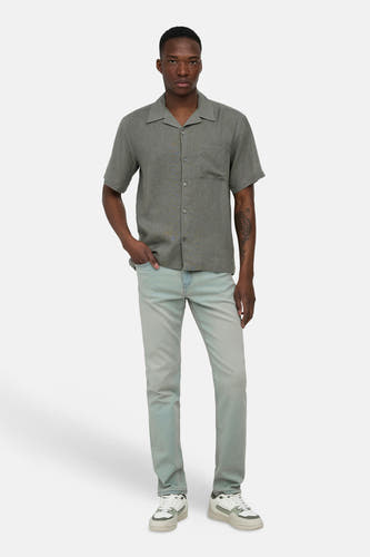 Kaki overhemd met korte mouwen van ONLY & SONS® met open kraag en borstzak, gedragen met jeans en sneakers.