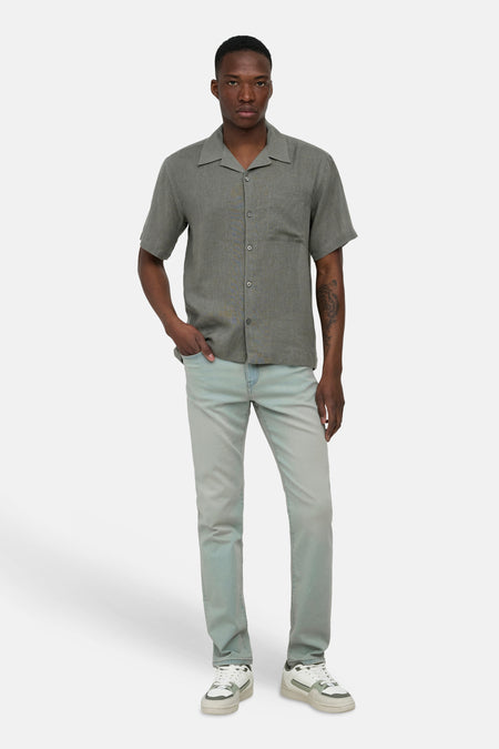 Kaki overhemd met korte mouwen van ONLY & SONS® met open kraag en borstzak, gedragen met jeans en sneakers.