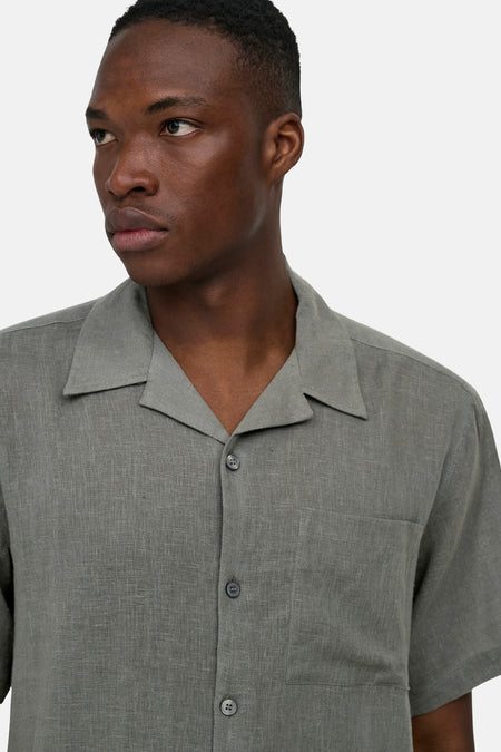 Chemise en lin kaki à manches courtes ONLY & SONS® avec col à revers, poche poitrine et boutons gris.