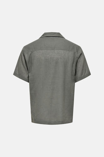 Kaki korte mouwen hemd van ONLY & SONS® met linnenachtige textuur, achterkant zichtbaar.