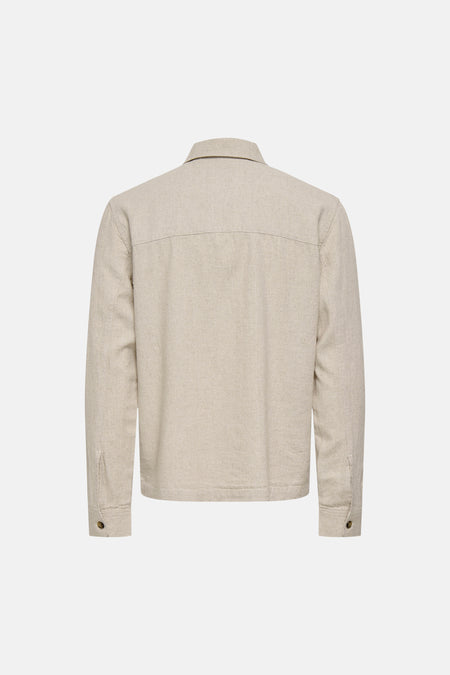 Beige hemd van ONLY & SONS® met lange mouwen, getoond vanaf de achterkant met een schouderpas en knoopdetails op de manchetten.