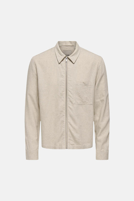 Chemise beige à manches longues ONLY & SONS®, avec fermeture éclair, poche poitrine et texture légère.