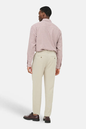 Beige broek van ONLY & SONS® van een licht gestructureerde stof, met elastische tailleband en knoopzakken, achterzijde van een man.