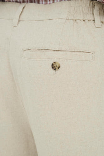 Beige broek van ONLY & SONS® in een geweven linnenmix met elastische tailleband, achterzak met gemêleerde knoop en geruit overhemd.