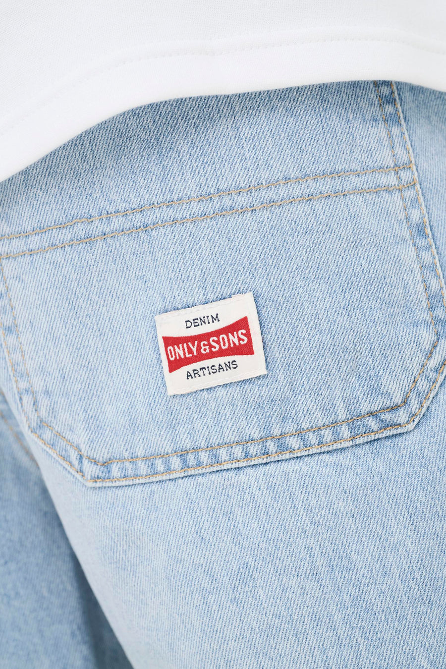 Short en jean bleu clair ONLY & SONS, avec une poche et une étiquette de marque à l'arrière.