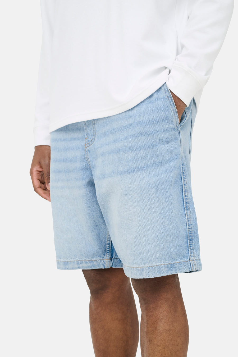 Short en jean bleu clair ONLY & SONS®, avec poches latérales et porté avec un t-shirt blanc.