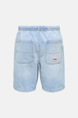 Short en jean bleu clair de ONLY & SONS, avec poches arrière et une petite étiquette rouge.