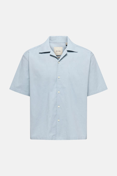 Blauw overhemd met korte mouwen van ONLY & SONS met knoopsluiting en open kraag.