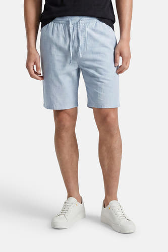 Lichtblauwe short van ONLY & SONS® met elastische tailleband en trekkoord, gedragen met een zwart t-shirt en witte sneakers.