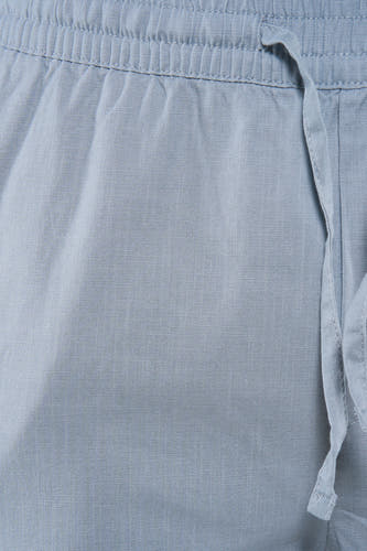 Lichtblauwe short van ONLY & SONS® met elastische tailleband, trekkoord en geweven textuur.