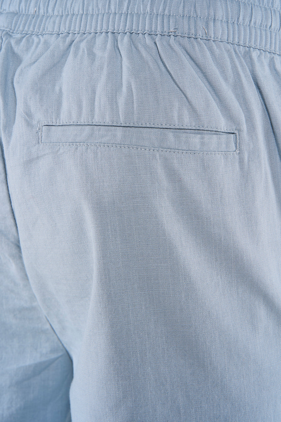 Blauwe short van ONLY & SONS® met elastische tailleband en paspelzak aan de achterzijde.