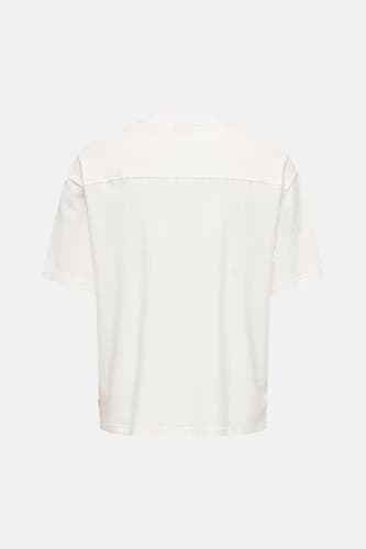 T-shirt blanc à manches courtes ONLY & SONS, avec une texture subtile et une coupe droite, vu de dos.