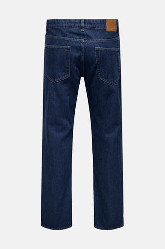 Donkerblauwe straight jeans van ONLY & SONS, met achterzakken en een leren label.
