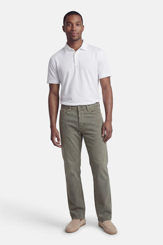 Kaki herenbroek van ONLY & SONS, gecombineerd met een wit poloshirt en suède instappers.