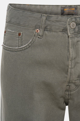 Khaki kleurige jeans van ONLY & SONS, met zakken en knoopdetail.
