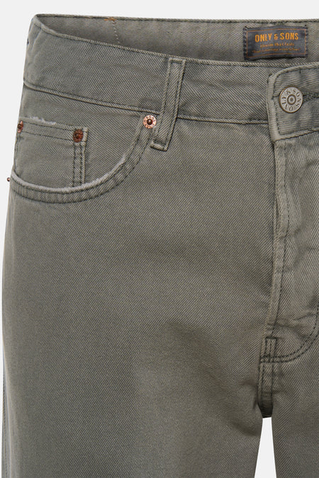 Jean de couleur kaki de ONLY & SONS, avec poches et détail de bouton.