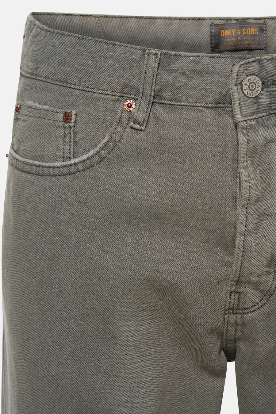 Khaki kleurige jeans van ONLY & SONS, met zakken en knoopdetail.
