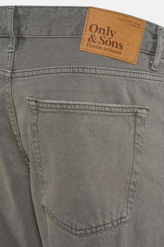 Kakikleurige jeans van Only & Sons, met een label op de achterkant, en een achterzak.