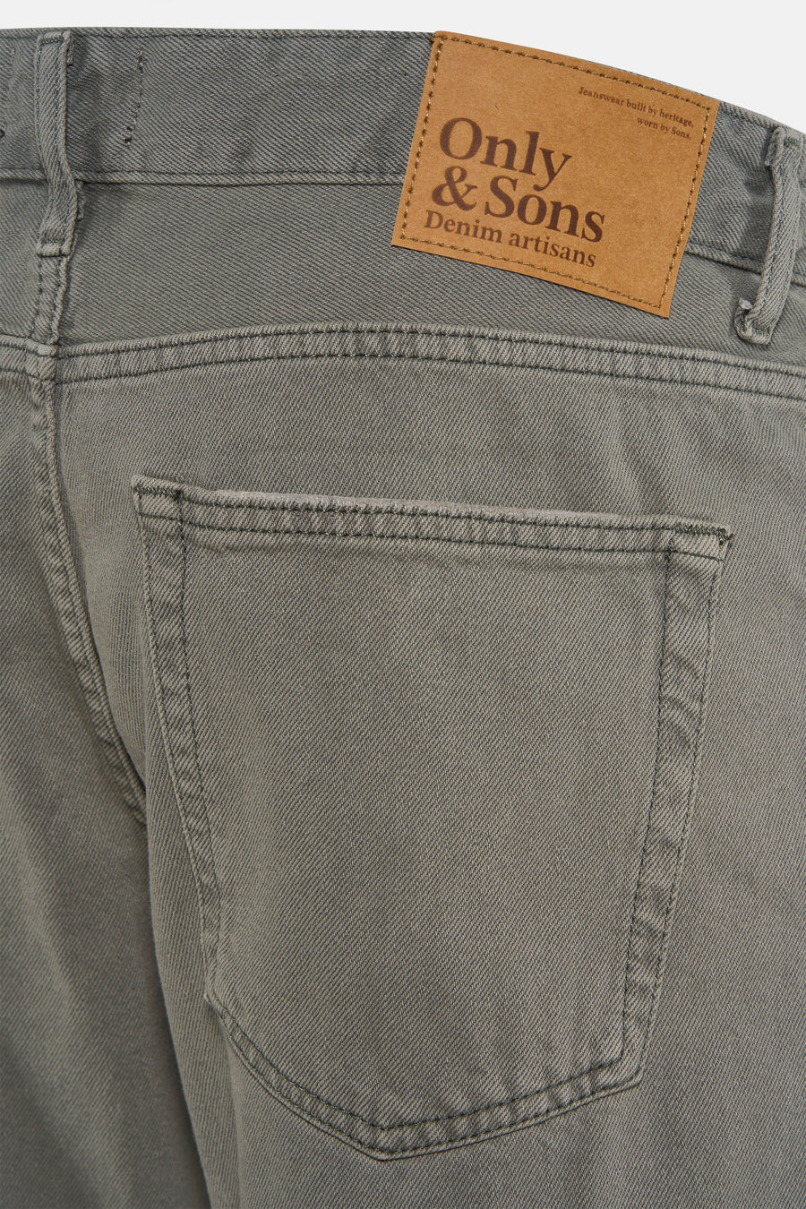 Kakikleurige jeans van Only & Sons, met een label op de achterkant, en een achterzak.