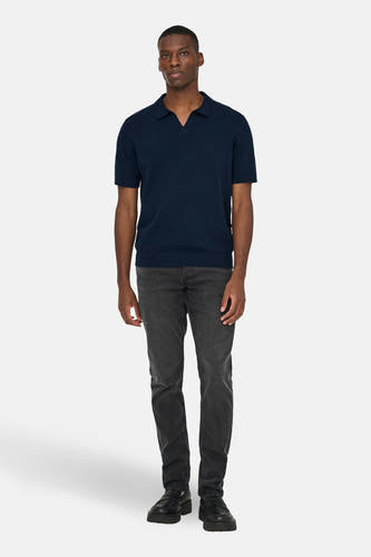 Pull bleu à col en V de ONLY & SONS®, porté avec un jean gris et des chaussures noires.