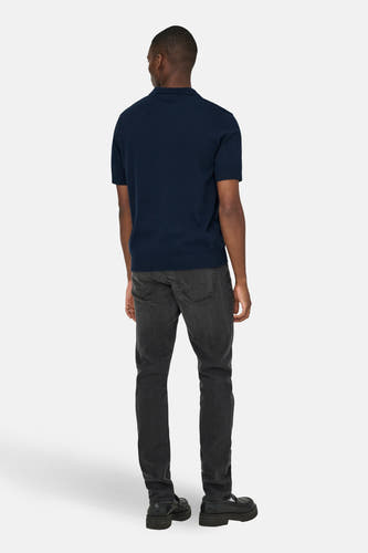 Pull bleu à col en V de ONLY & SONS, à manches courtes, combiné avec un jean foncé et des chaussures noires, vue de dos.