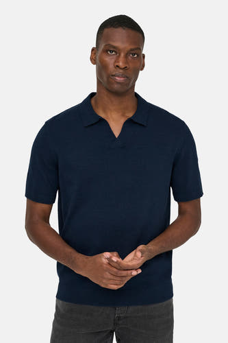 Pull bleu à col en V de ONLY & SONS, tricot uni, porté avec un pantalon foncé.