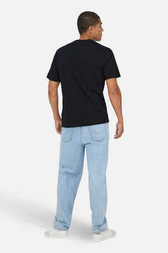 T-shirt noir à manches courtes de ONLY & SONS®, avec un design simple, et porté avec des jeans bleus.