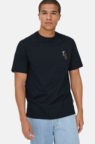 T-shirt noir à manches courtes de ONLY & SONS®, avec petits imprimés cocktail et bouteille.