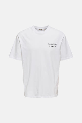 Wit T-shirt met korte mouwen van ONLY & SONS®, met zwarte tekst en sterren print.