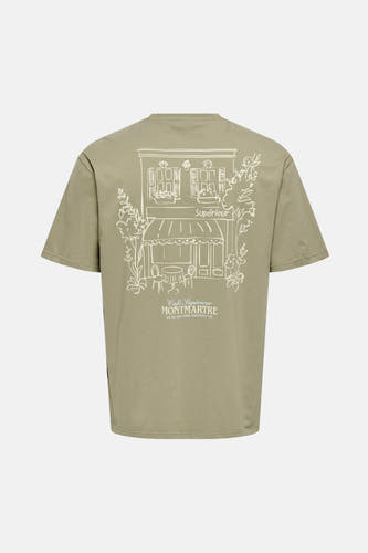 Kaki T-shirt met korte mouwen van ONLY & SONS®, met een witte café print op de rug.
