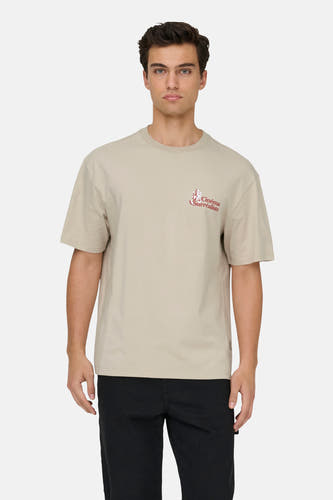 Ecru T-shirt met korte mouwen van ONLY & SONS, met roodkleurige tekst 'Cinéma Surréaliste' aan de voorkant.
