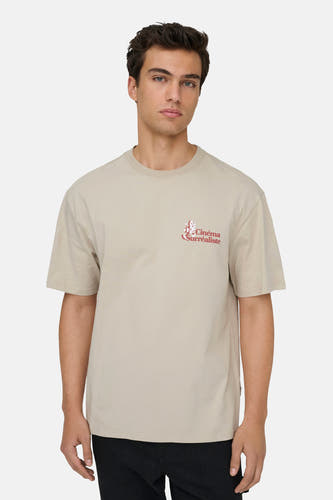 Ecru T-shirt met korte mouwen van ONLY & SONS®, met rode "Cinéma Surréaliste" print op de borst.