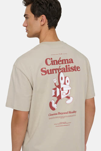 Ecru T-shirt met korte mouwen van ONLY & SONS® met een rode filmaffiche print op de rug.
