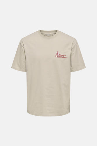Ecru T-shirt met korte mouwen van ONLY & SONS, met rode "Le Cinéma Surréaliste" print rechtsboven.
