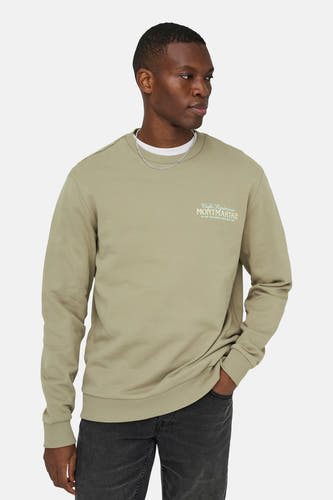 Pull beige à col rond ONLY & SONS, à manches longues et avec un texte imprimé sur le devant, combiné avec une chaîne argentée.