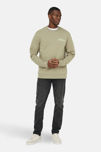 Pull beige à col rond ONLY & SONS, à manches longues et avec un logo sur la poitrine.