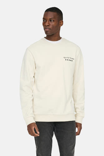 Pull blanc à col rond ONLY & SONS®, avec petit logo Rue de Flores sur la poitrine, à combiner avec un jean foncé et des baskets claires.