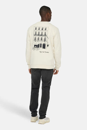 Pull blanc à col rond ONLY & SONS®, avec motif de bâtiment au dos.