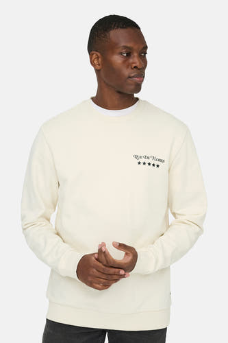Pull blanc à col rond ONLY & SONS, avec texte noir et étoiles.