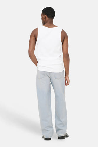 Lichtblauwe denim wide jeans van ONLY & SONS®, van achteren gedragen door een man, met zichtbare achterzakken en gerafelde zomen.