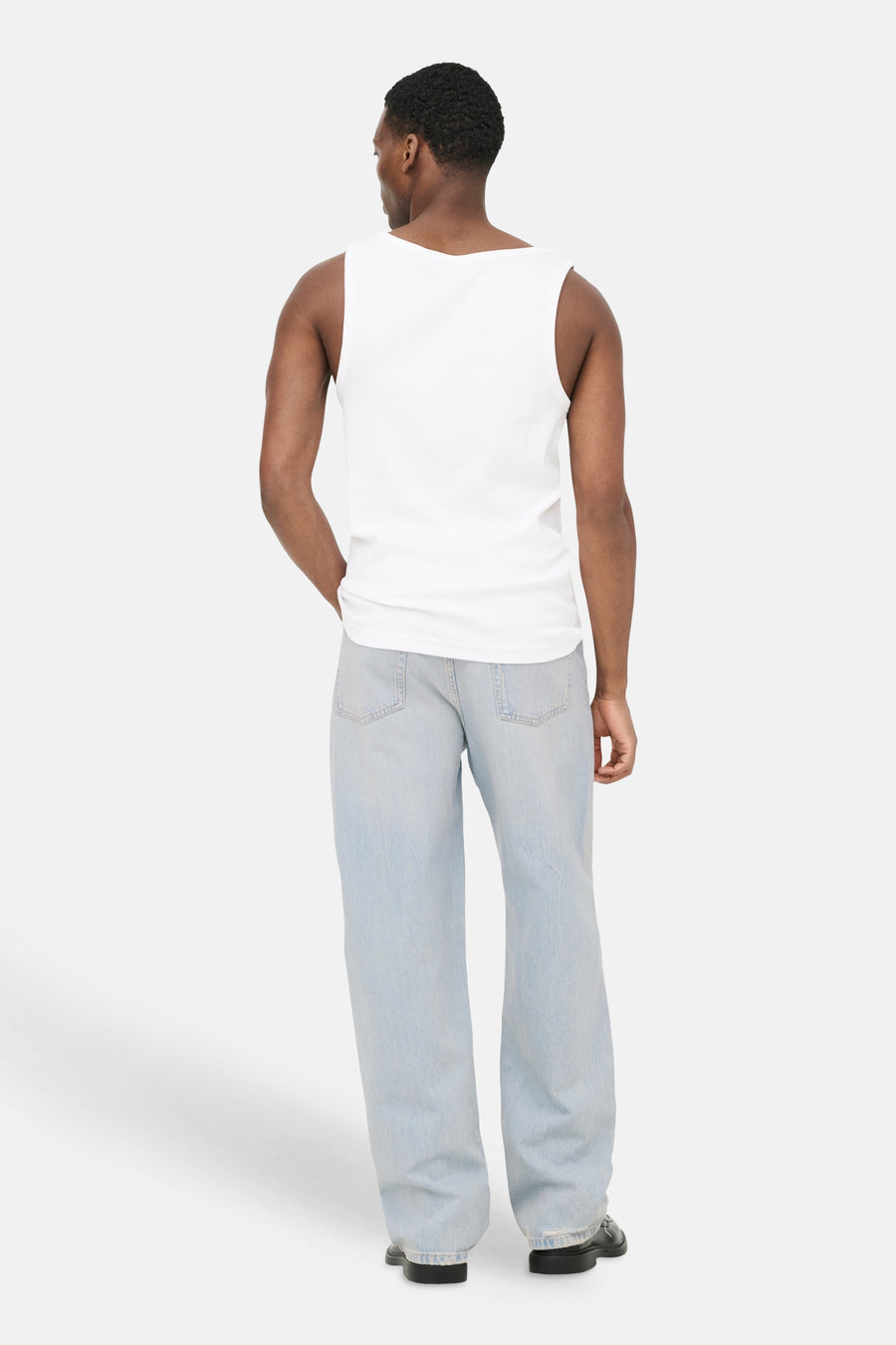 Lichtblauwe denim wide jeans van ONLY & SONS®, van achteren gedragen door een man, met zichtbare achterzakken en gerafelde zomen.