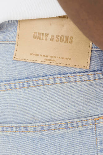 Lichtblauwe denim wijde jeans van ONLY & SONS, met een bruin leren label en oranje stiksels aan de achterkant.