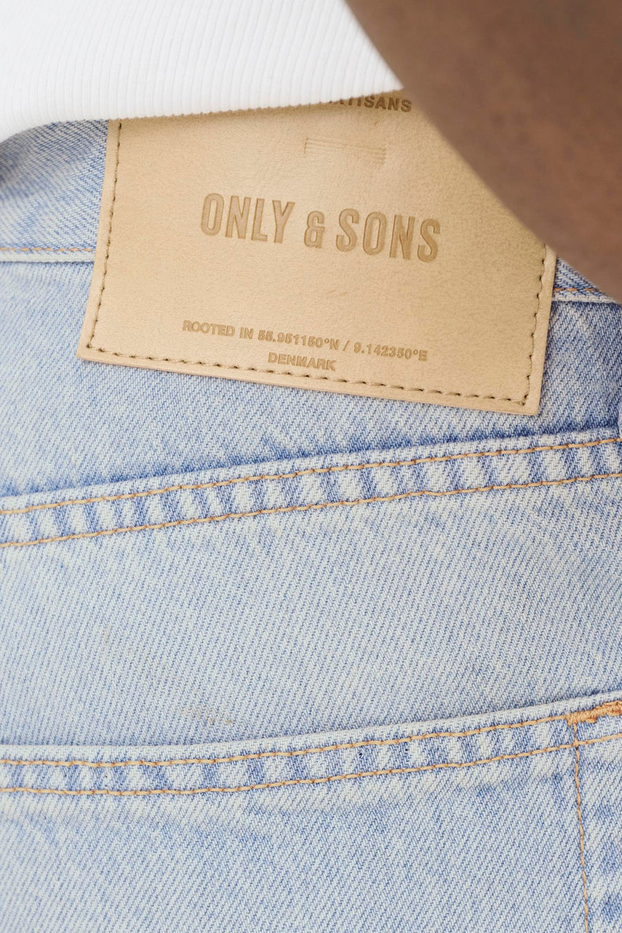 Lichtblauwe denim wijde jeans van ONLY & SONS, met een bruin leren label en oranje stiksels aan de achterkant.