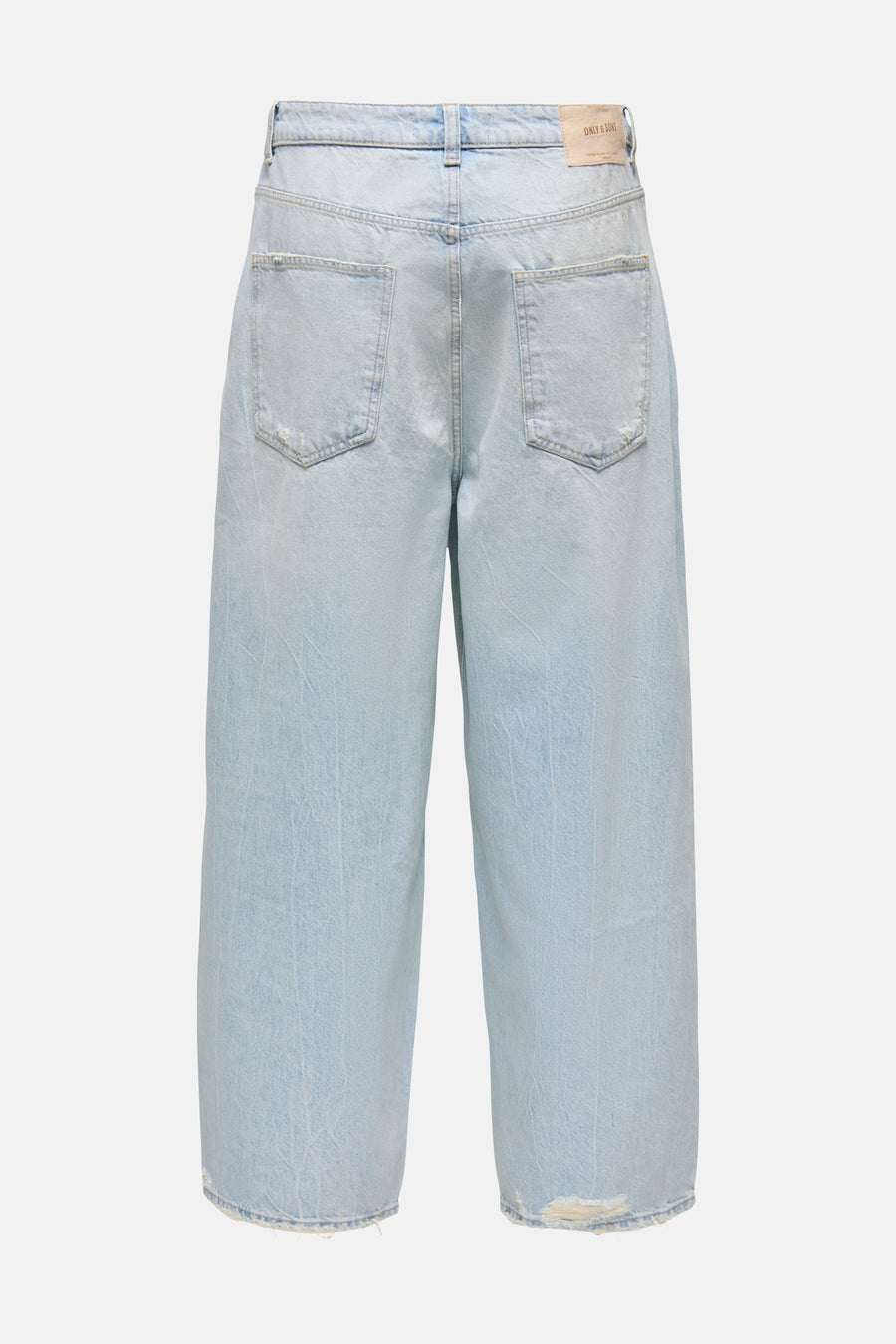 Lichtblauwe wijde spijkerbroek van ONLY & SONS met distressed zomen, verbleekte wassing en merkpatch, achteraanzicht.