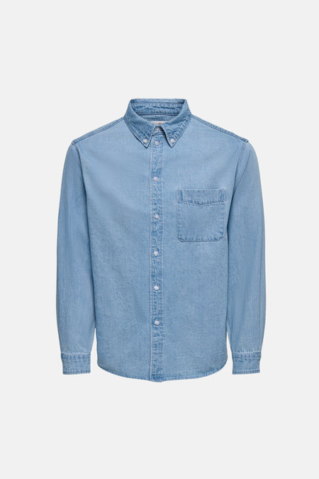 Chemise en jean en denim bleu clair de ONLY & SONS, à manches longues et fermeture boutonnée aux poignets, vue arrière.
