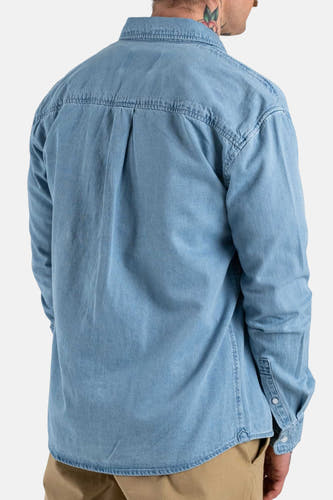 Lichtblauw denim jeanshemd van ONLY & SONS, gezien vanaf de achterkant, met lange mouwen en een normale pasvorm.

