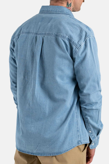 Chemise en jean bleu clair ONLY & SONS, vue de dos, à manches longues et coupe regular.