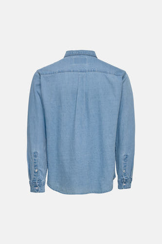Jeanshemd in lichtblauw denim van ONLY & SONS, met lange mouwen en knoopsluiting aan de manchetten, rug aanzicht.