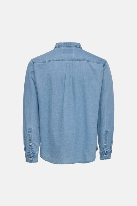 Jeanshemd in lichtblauw denim van ONLY & SONS, met lange mouwen en knoopsluiting aan de manchetten, rug aanzicht.